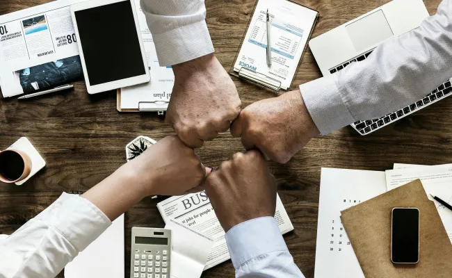 Vuisten tegen elkaar boven een bureau