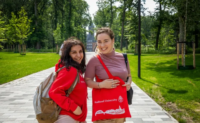 Twee studenten op de groene campus van de Radboud Universiteit