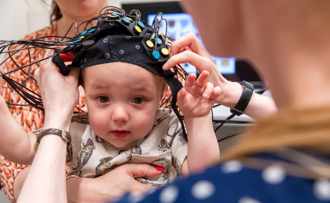 Kindje met elektroden op het hoofd in het Baby Research Center