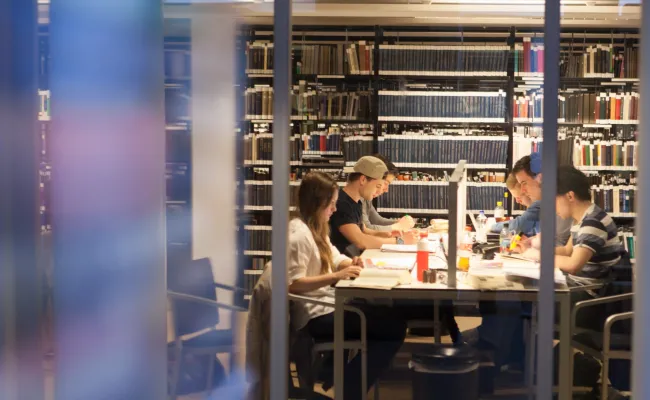 Studenten die studeren in de Universiteitsbibliotheek