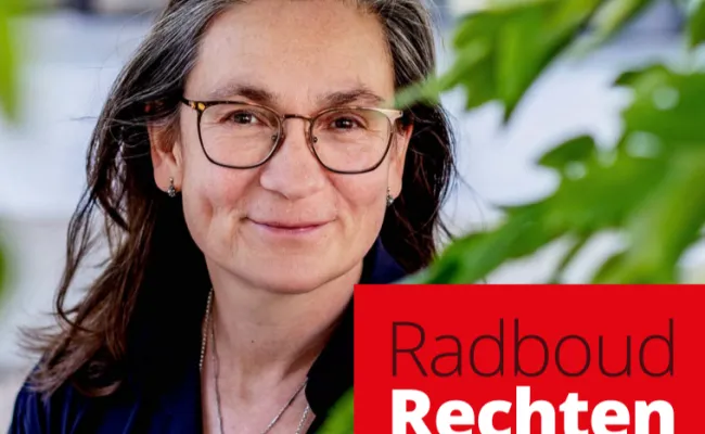 Voorpagina van de 30e editie van het RadboudRechten magazine met portret van hoogleraar Tesseltje de Lange