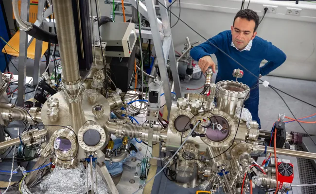 Prof. Alex Khajetoorians in SPM lab