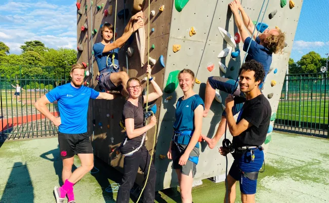 Groep aan het klimmen bij het RSC