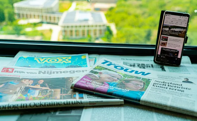 Foto van verschillende kranten die actualteit weergeven