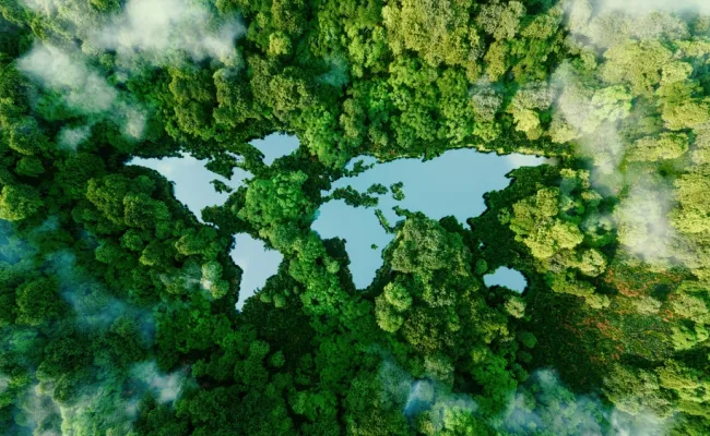 Een meer in de vorm van de continenten van de wereld midden in de ongerepte natuur. Een metafoor voor ecologisch reizen, natuurbehoud, klimaatverandering, opwarming van de aarde en de kwetsbaarheid van de natuur.