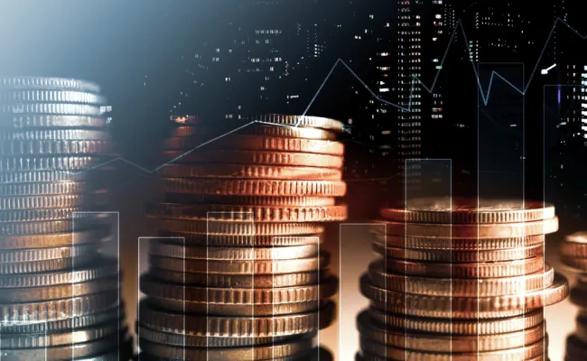 Creatieve weergave van economie en financiële groei in vorm van grafiek en opgestapelde munten