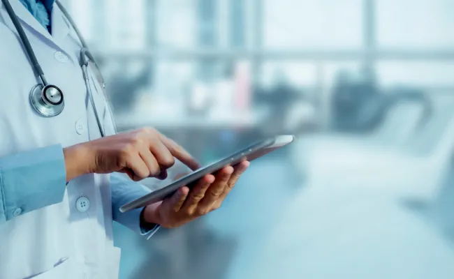 Arts raakt tablet aan. Concept medische technologie.