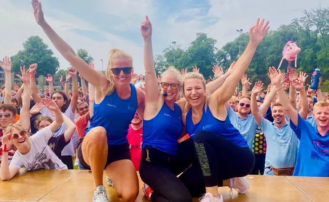 Vrolijke mensen op een sportdag
