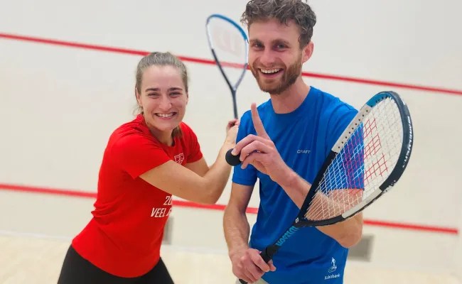 Mensen met plezier op een squashbaan