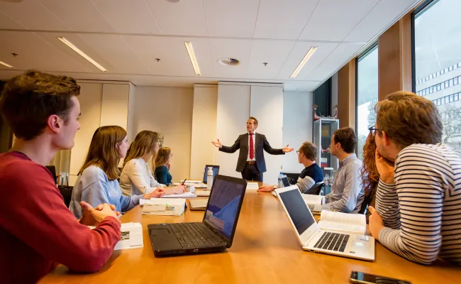 Man geeft les aan een groep van 8 personen