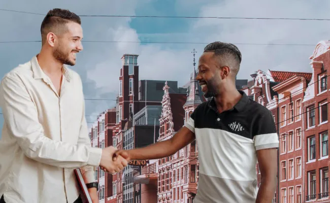 Twee mannen schudden elkaar de hand voor een Nederlands straatbeeld