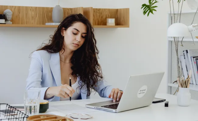 Vrouw aan het werk op laptop