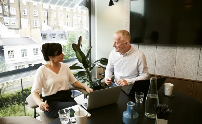Vrouw en man in bespreking op kantoor