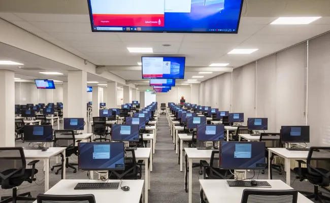 Computers in het Comeniusgebouw