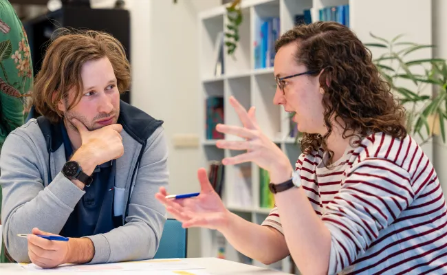 Twee collega's overleggen