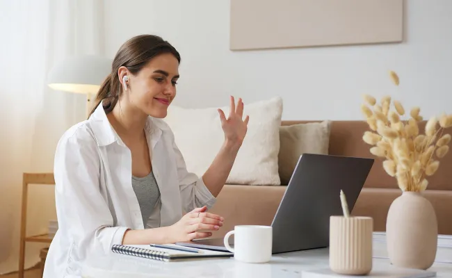 Vrouw volgt online cursus via laptop