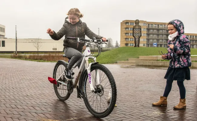 Leerling op een fiets
