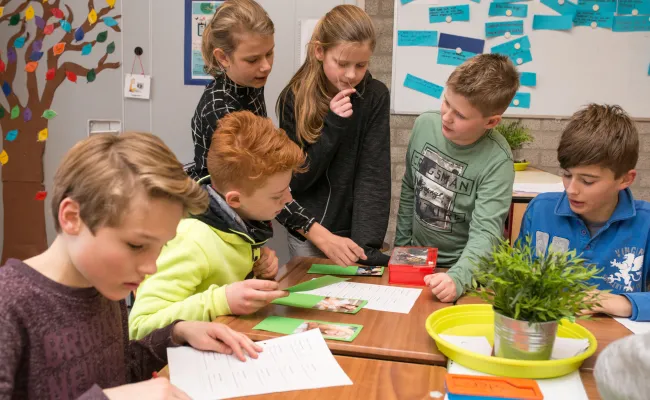 Basisschoolleerlingen maken samen een opdracht