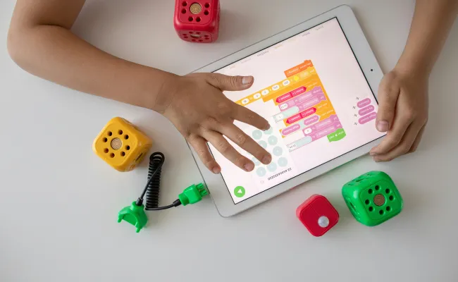 kind met tablet 