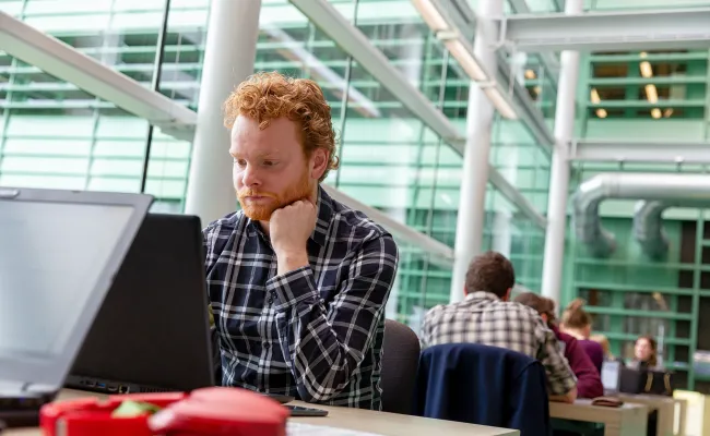 Student aan het studeren in Huygensgebouw