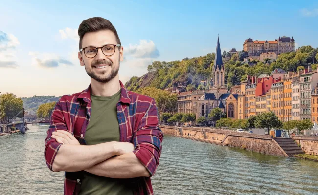 Man poseert voor rivier in Lyon, Frankrijk
