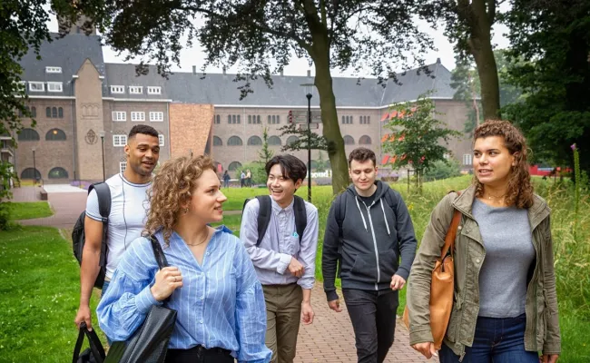 ‘Laat internationale studenten hun eigen werkvergunning aanvragen’