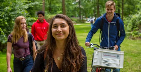 Een groepje studenten op de groene campus van de Radboud Universiteit