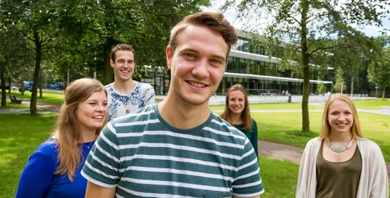 Een groepje studenten op de campus van de Radboud Universiteit