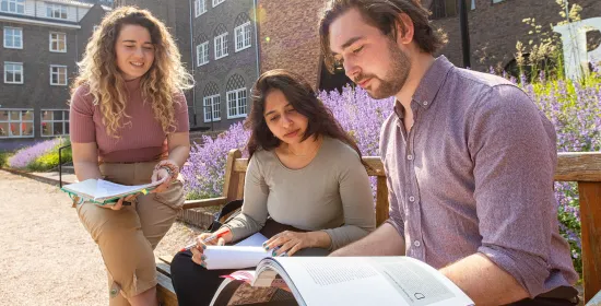 Studenten zijn buiten aan het studeren op de campus van de Radboud Universiteit