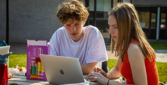 Studenten werken laptop