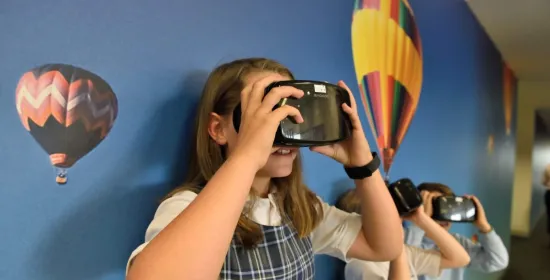 Kinderen kijken door VR bril