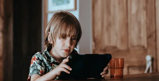 Een kind leest van een tablet