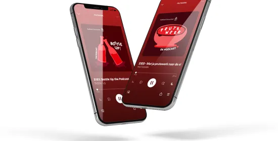 Twee mobiele telefoons met de podcasts Prutswerk en Bottle Up op het scherm