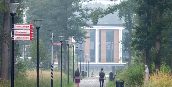 Een fotomontage waarbij de namen van de nieuwe paden in de richtingaanwijzers staan
