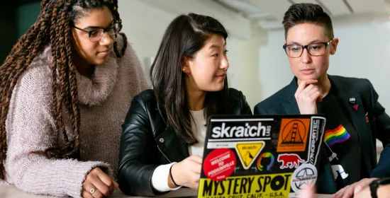 Mensen kijken naar laptop