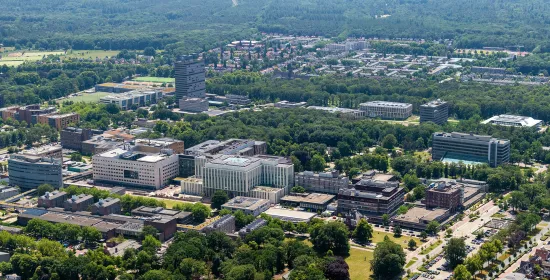 Een luchtfoto van de campus van de Radboud Universiteit