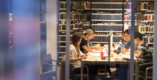 Studenten die studeren in de Universiteitsbibliotheek