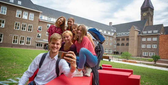 Studenten nemen selfie voor gebouw Radboud Universiteit