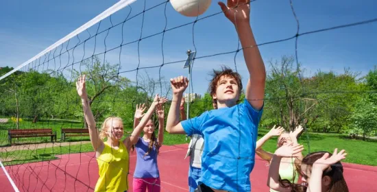 Kinderen spelen volleyball
