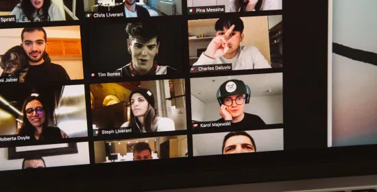 Mensen op een scherm aan het videobellen