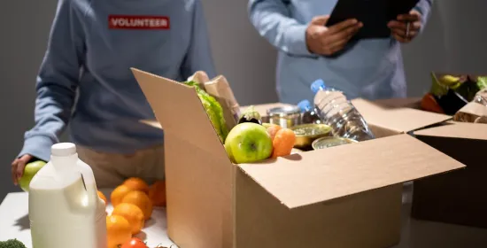 Studenten met box vol boodschappen