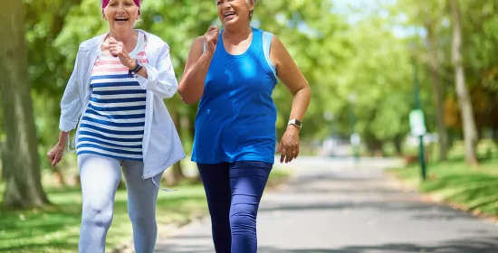 Twee sportieve oudere vrouwen die hardlopen