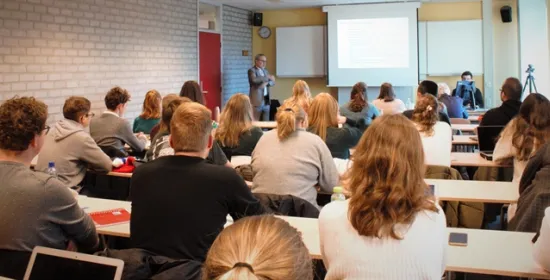 Lokaal vol studenten