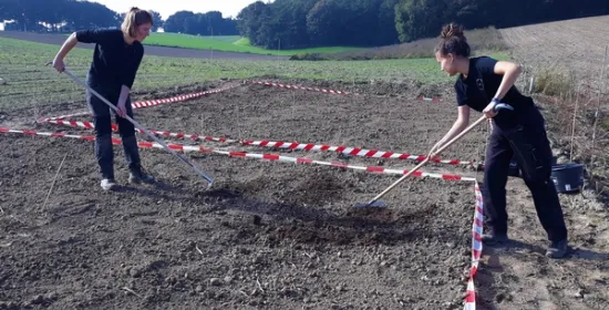 Rosa Boone verspreidt de opgebrachte grond over een onderzoeksplotje.
