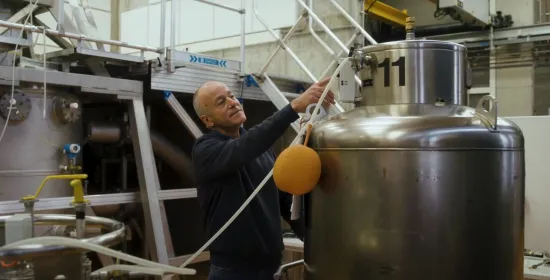 Andries den Ouden with helium barrel
