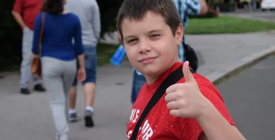 Stockfoto van een jong kind met zijn duim omhoog
