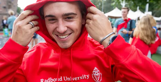 Boy in Radboud hoodie during the Radboud Intro