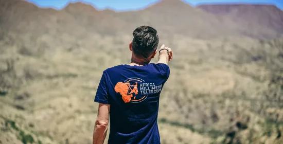 1.AMT-teamlid wijst naar de Gamsberg in Namibië. 