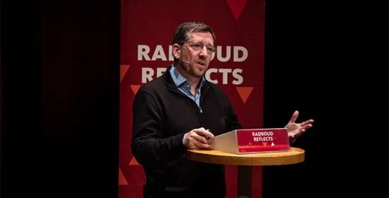 Alan Sanfey giving a lecture at Radboud Reflects