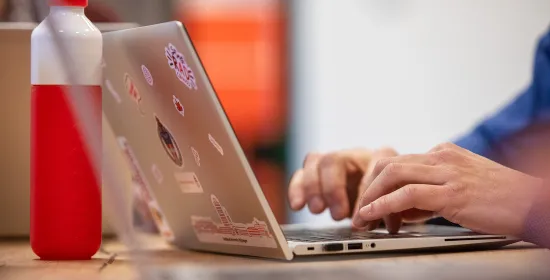 Een persoon typt op een laptop